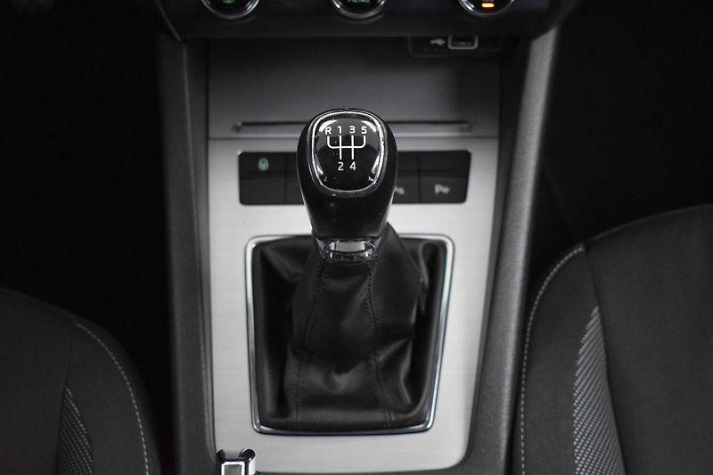 Škoda Octavia 1.6 TDI 85kW *MirrorLink*ACC* - fotka 22 z 40