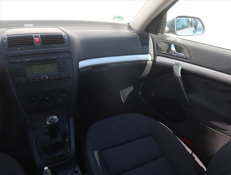 Škoda Octavia (2005) Ambiente 1.6, Serv.kniha - fotka 8 z 16