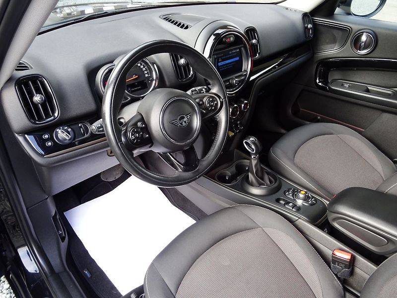 Mini Countryman Cooper 1.5 SE ALL4 A/T Hybrid - fotka 23 z 35