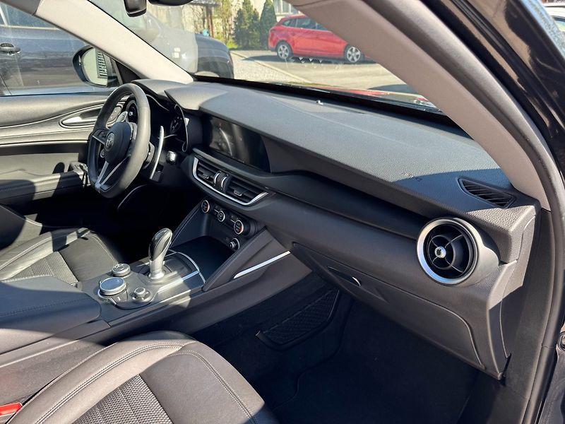 Alfa Romeo Stelvio (2018) 2,0 T 206 KW Q4 AT ZF8 SUPER - fotka 28 z 36