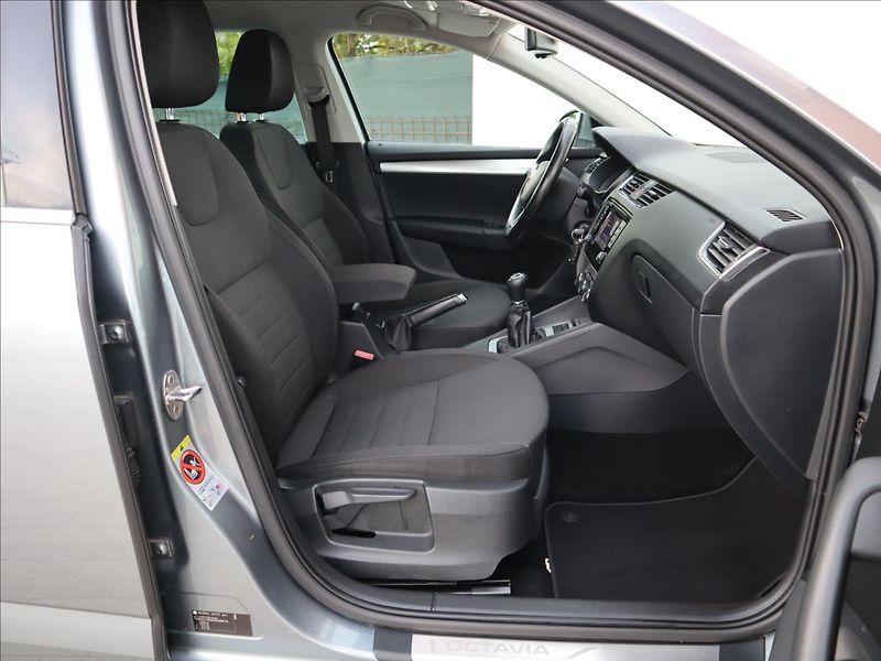 Škoda Octavia 1,4   TSi, DigiKlima, ParkPilo - fotka 9 z 31