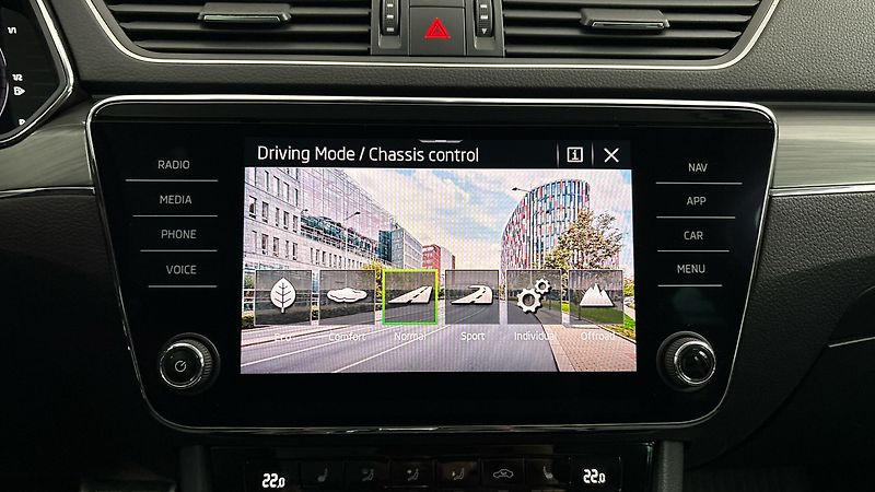 Škoda Superb 2.0 TDI DSG 4x4 Scout Combi - fotka 33 z 35