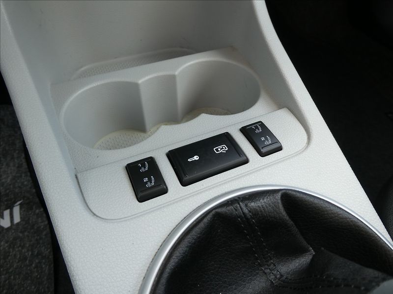 Škoda Fabia 1,6 2x kola,serviska,1.majitel - fotka 29 z 60