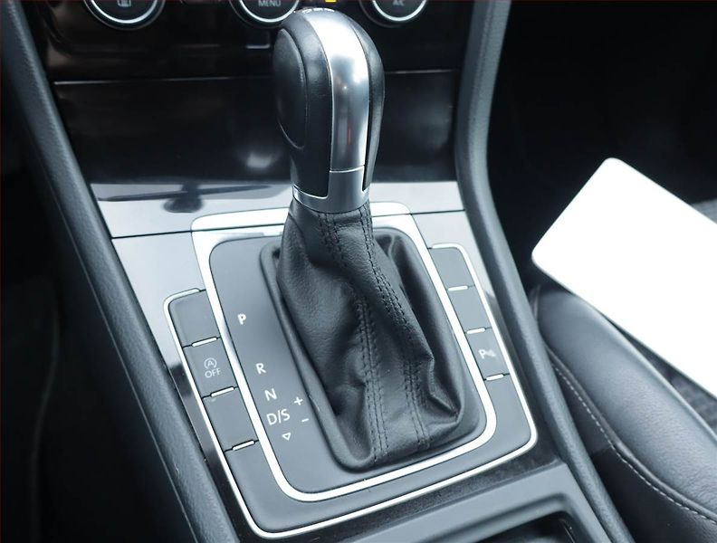 Volkswagen Golf (2015) Highline 2.0 TDI, Automat - fotka 12 z 20