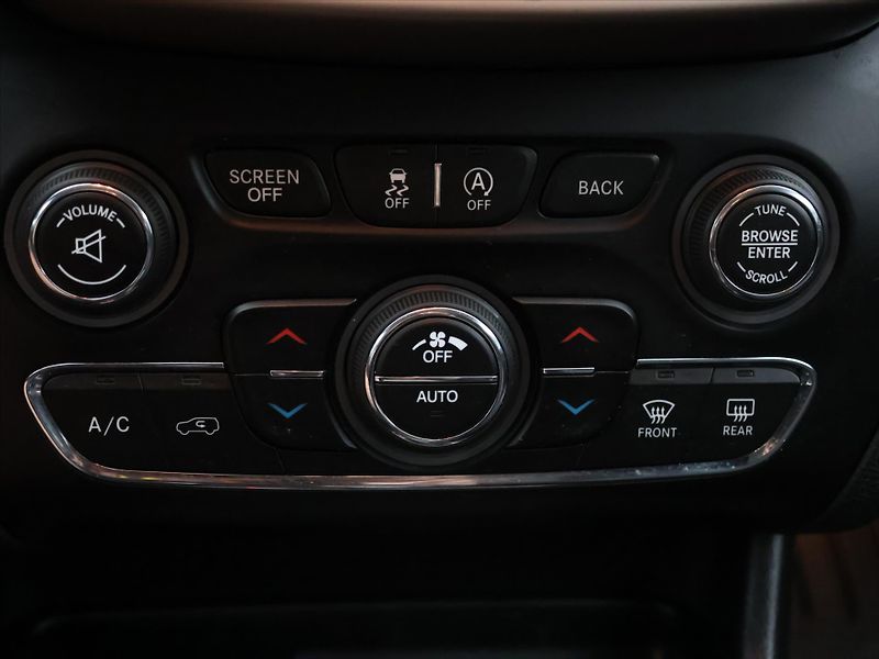 Jeep Cherokee 2,0 CRDI 125kW Aut. 4x4 - fotka 21 z 31