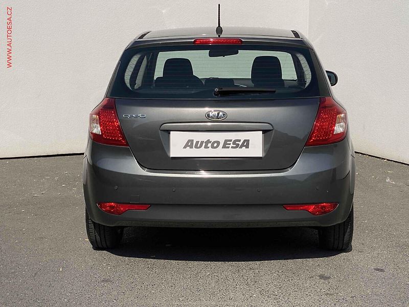 Kia Ceed (2011) 1.4i, ČR, AC, temp. - fotka 5 z 16