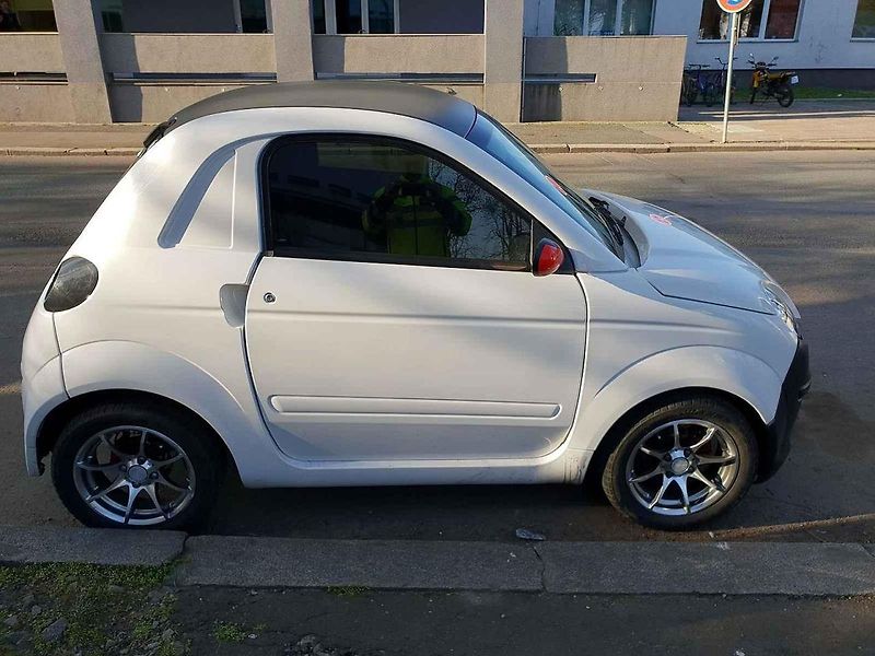 Tento vůz dokázal jet i stokilometrovou rychlostí. Byl do něj zabudován speciální motor.