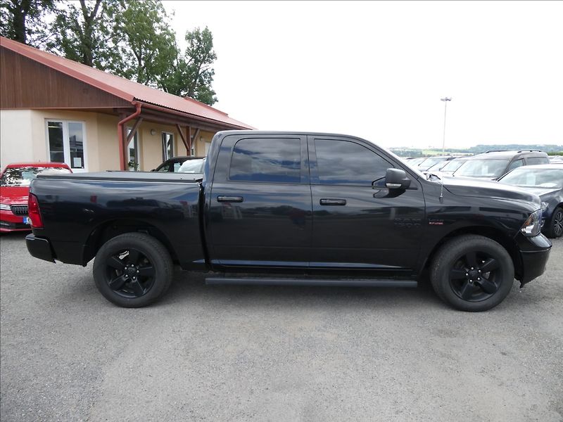RAM 1500 5,7 HEMI Bighorn 295kW AT8 - fotka 6 z 35