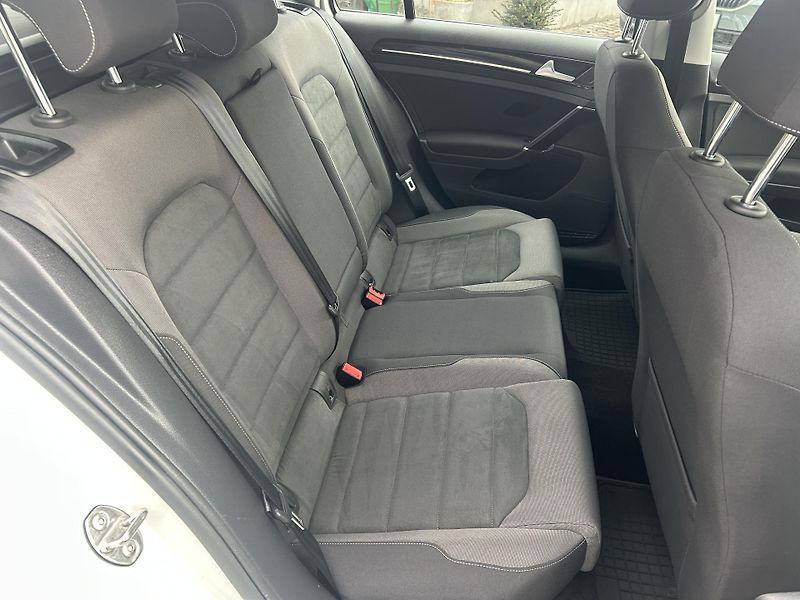 Volkswagen Golf Variant 2,0TDi Highline NAVI LEDMATRIX - fotka 40 z 69