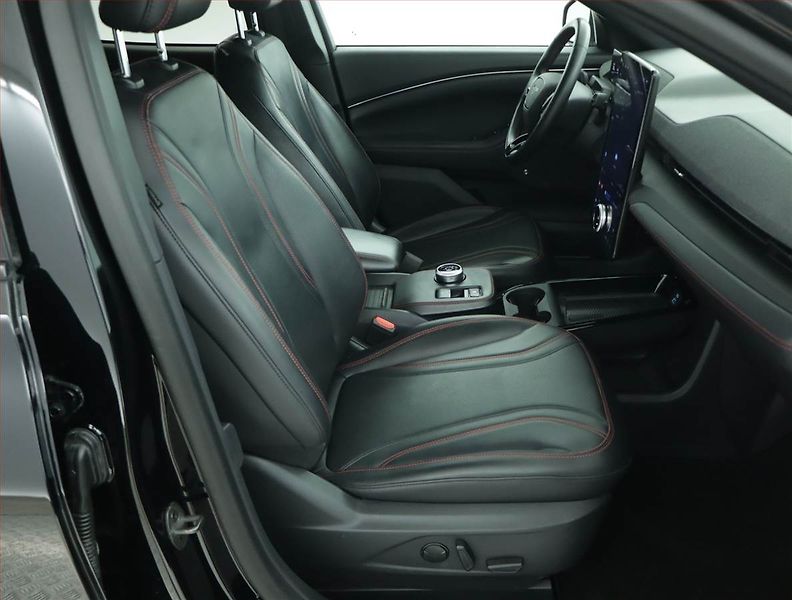 Ford Mustang Mach-E (2023) Standard Range AWD, SoH 94% - fotka 9 z 20