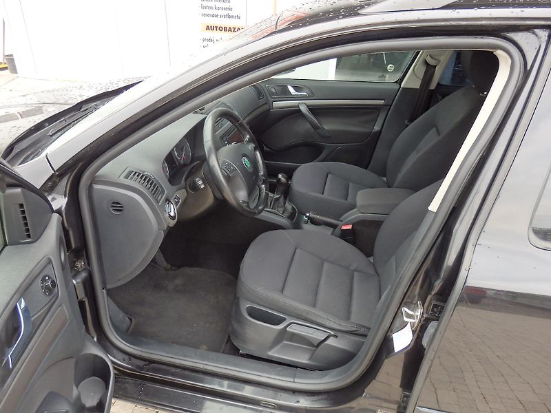 Škoda Octavia 1,6 75kW KLIMA, ABS, ESP - fotka 6 z 12