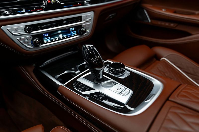 BMW Řada 7 (2019) Ld xDrive - fotka 16 z 30