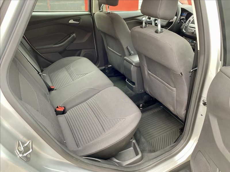 Ford Focus 1,5 TDCi NAVI VÝHŘEV - fotka 17 z 43