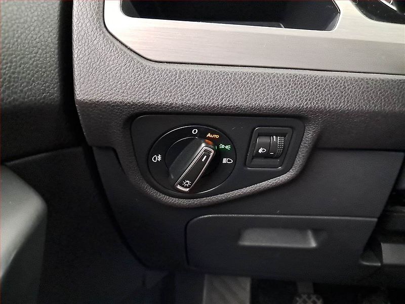 Volkswagen Touran (2016) 2.0 TDI, 7 míst, ČR,1.maj - fotka 16 z 19