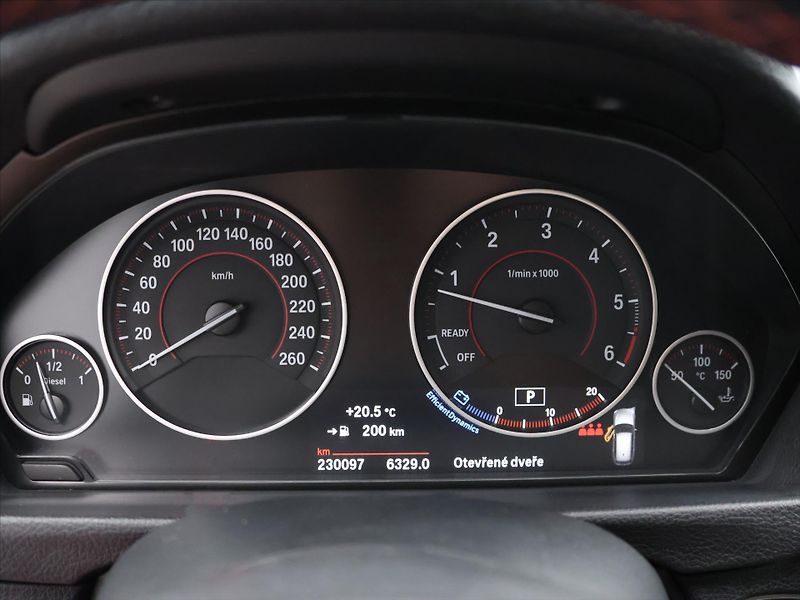 BMW Řada 3 2,0 320d xDrive 140kW Sport - fotka 17 z 29