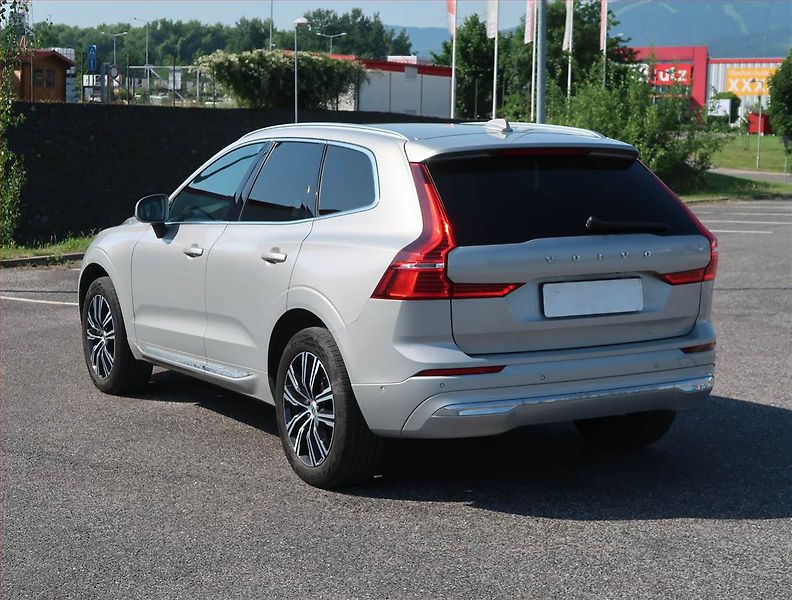 Volvo XC60 (2021) Momentum D5 AWD - fotka 4 z 14