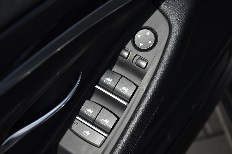 BMW Řada 5 530d xDrive M PAKET PANORAMA - fotka 27 z 28