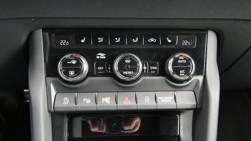 Škoda Karoq 1,5 TSI Sportline DSG - fotka 17 z 25