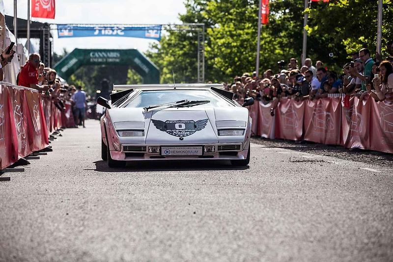 Bylo to první Lamborghini, které svým jménem vybočilo z řady. Lamborghini Countach se stal ikonický vozem 80. a 90. let minulého století.