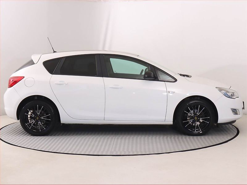 Opel Astra (2012) 1.4 T, Tempomat - fotka 6 z 15