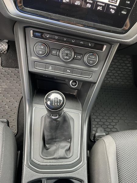 Volkswagen Touran 1.6 TDi 85 kW Full Led 7 Míst - fotka 20 z 36