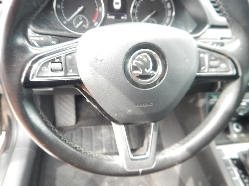 Škoda Superb 2.0 TDI, DSG, 4x4, TAŽNÉ - fotka 24 z 35