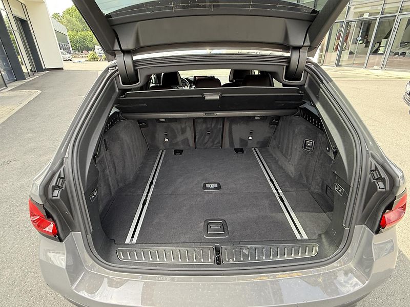 BMW Řada 5 (2022) BMW 540i xDrive Touring Mpaket - fotka 14 z 19