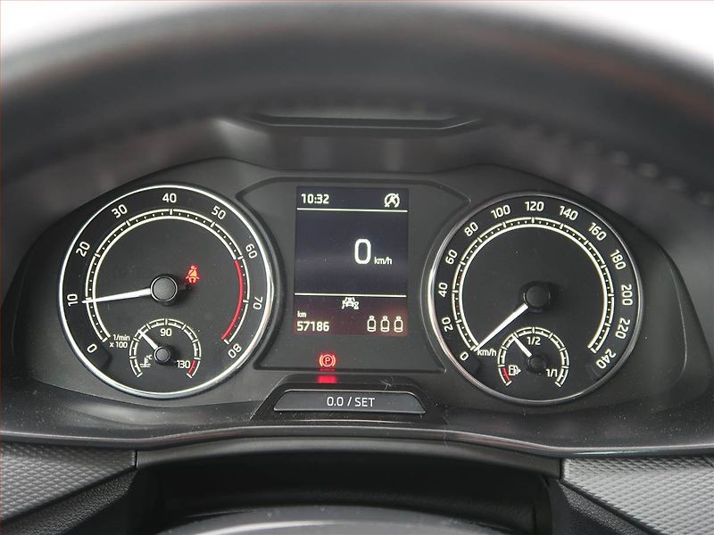 Škoda Kamiq (2023) 1.0 TSI, Tempomat - fotka 11 z 17