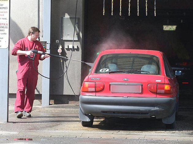 Poškození laku se mnohdy objeví už při předmytí auta, zdroj: DENÍK/Vlastimil Leška
