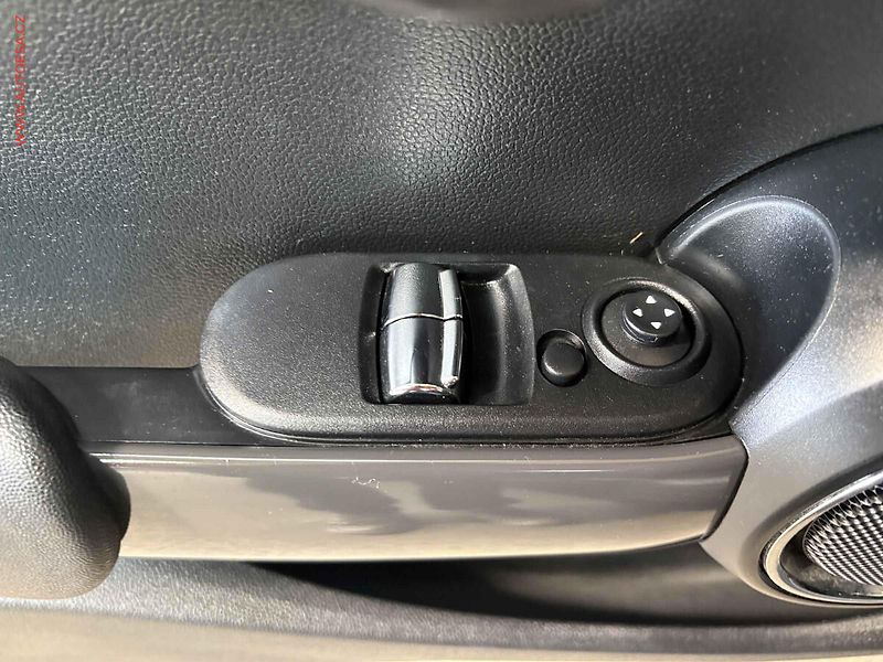 Mini Cooper (2015) 1.5i, Kůže, navi, +ALU - fotka 12 z 17