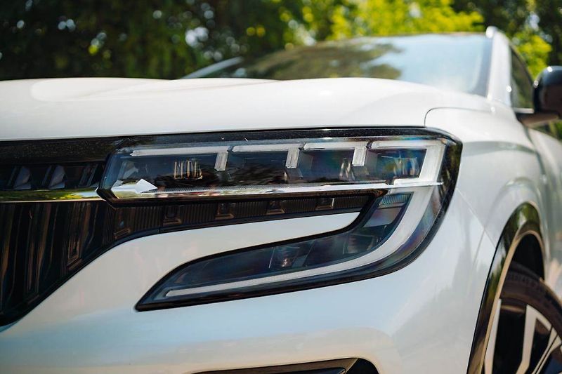 Renault Espace (2023) E-Tech FHEV 200 - fotka 7 z 33