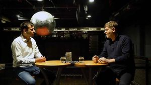 Vlastimil Malík coby prezident AMK Šternberk (v tmavém) ve videocastu Deník s nadhledem s moderátorem Romanem Štěpánkem.