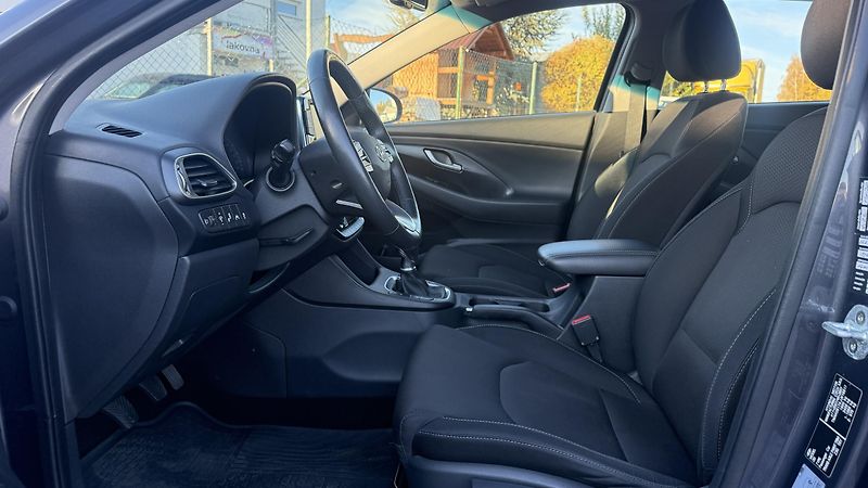 Hyundai i30 (2017) 1.6 CRDI 81KW 144 TISKM VÝBAVA - fotka 15 z 24