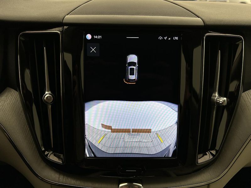Volvo XC60 2.0  B4 4x4 PLUS  Black - fotka 20 z 32