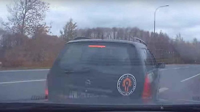 Přesně z podobných důvodů se hodí mít v autě palubní kameru.