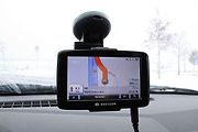 Navigace přichycená přísavkou na čelním skle může být problém ve chvíli, kdy omezuje výhled řidiče. Samotná mapa za volantem zakázaná není, rozhodující je její umístění a vliv na zorné pole.