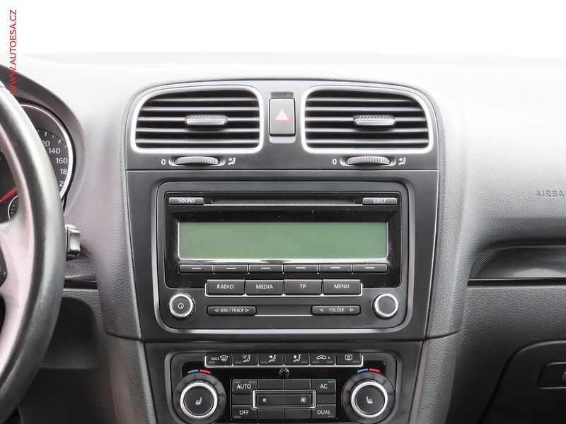 Volkswagen Golf (2011) 1.6 TDi, Panor, výhřev sed - fotka 9 z 19