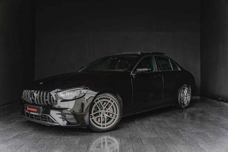 Mercedes-Benz Třídy E (2022) 53-AMG-4M-PANO-DIS-360-GTsport - fotka 1 z 17