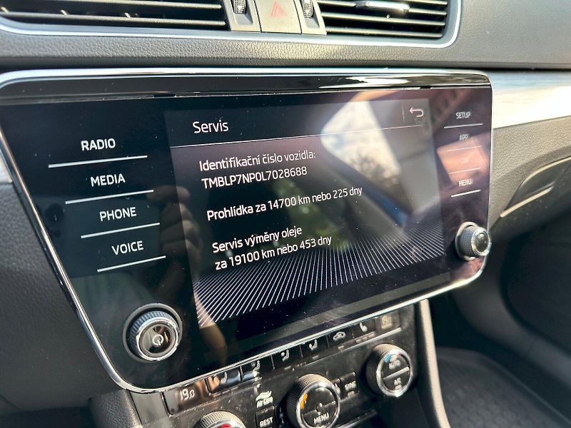 Škoda Superb (2019) 2.0 TSI 200kW AmbitionPlus Com - fotka 18 z 24