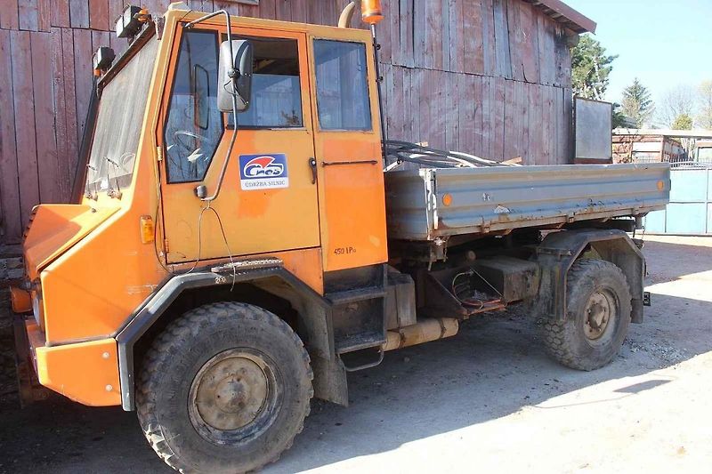 Pan Příhoda mezi vozidly zaparkovanými v Chomutově