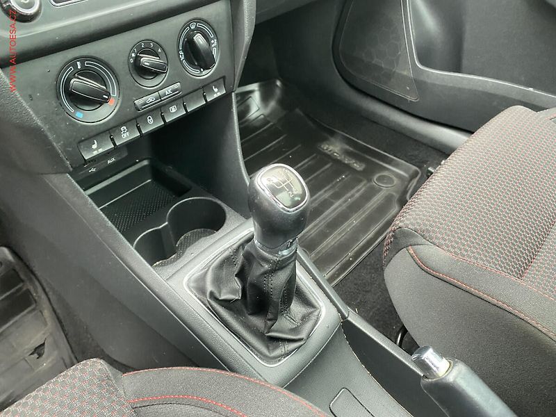 Škoda Rapid (2015) 1.6 TDi, Sport, xenon, panor - fotka 15 z 15