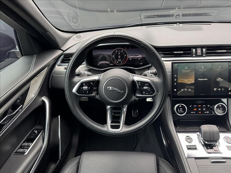 Jaguar F-Pace 3,0 R-DYNAMIC SE AWD DPH - fotka 16 z 33