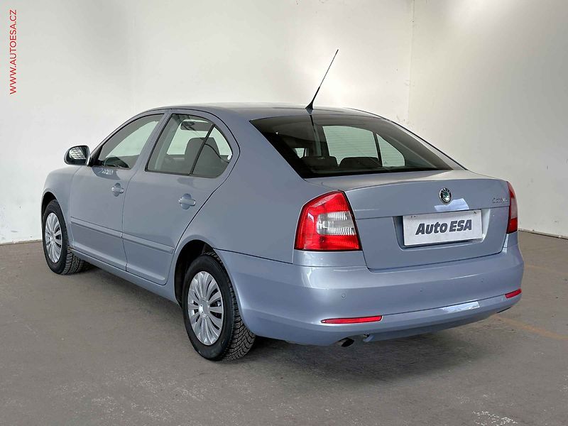 Škoda Octavia (2010) 1.6i, AC, výhřev sed - fotka 6 z 14