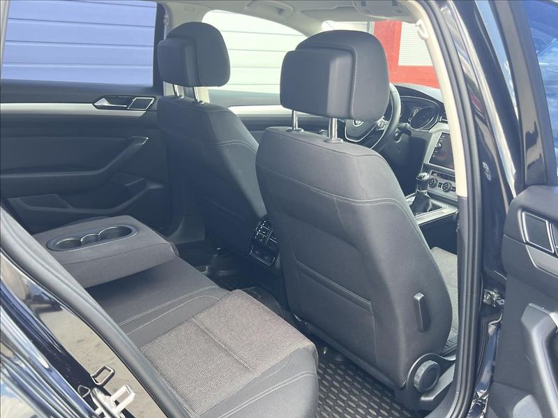 Volkswagen Passat 2,0 TDi MATRIX ComfortLine - fotka 16 z 28