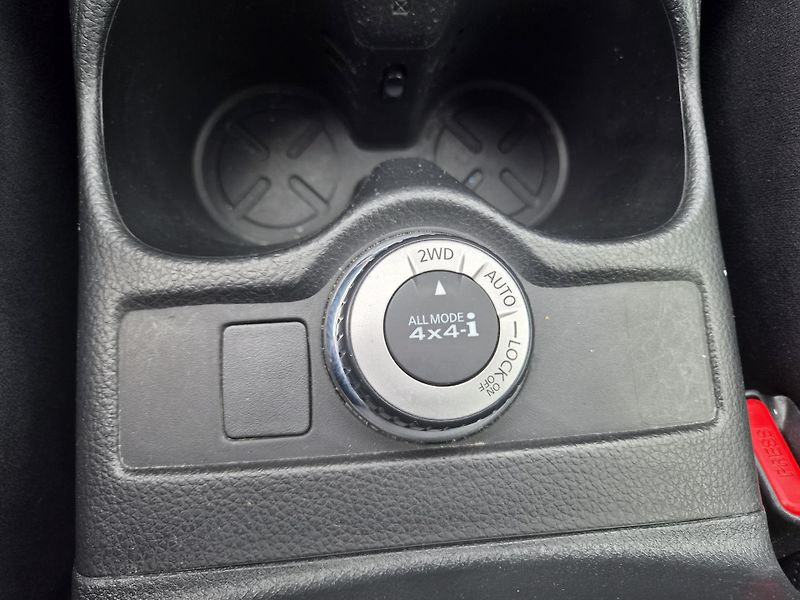 Nissan X-Trail (2015) 1,6 4WD - fotka 16 z 18