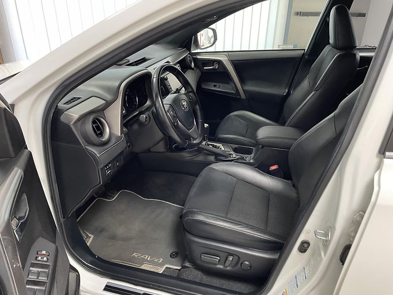 Toyota RAV4 2.5 Hybrid 4x4 AT ČR 1.MAJ.SER - fotka 20 z 27