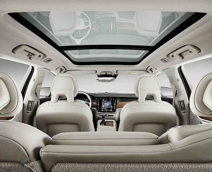 Volvo V90.