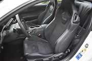 Sedačky jsou dílem specializované firmy Recaro.