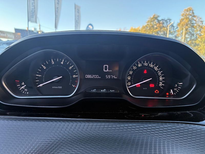 Peugeot 2008 1,2-60kW,KLIMA,ČR    - fotka 14 z 23