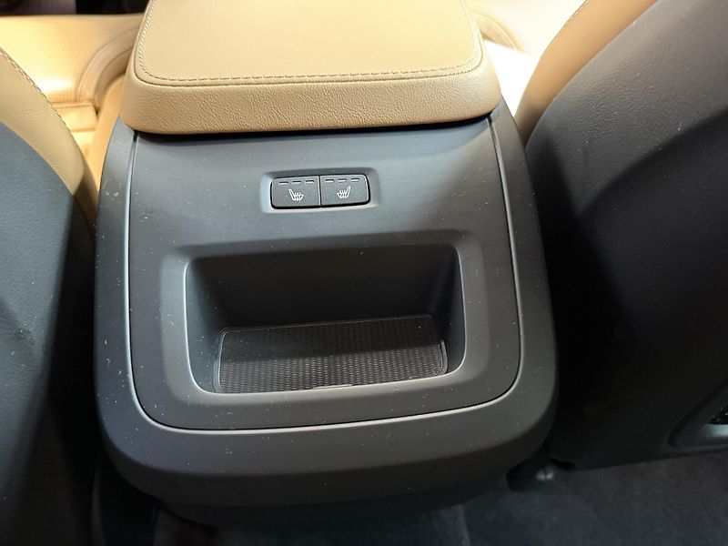 Volvo XC90 B5 AWD diesel Plus Bright Auto - fotka 18 z 22